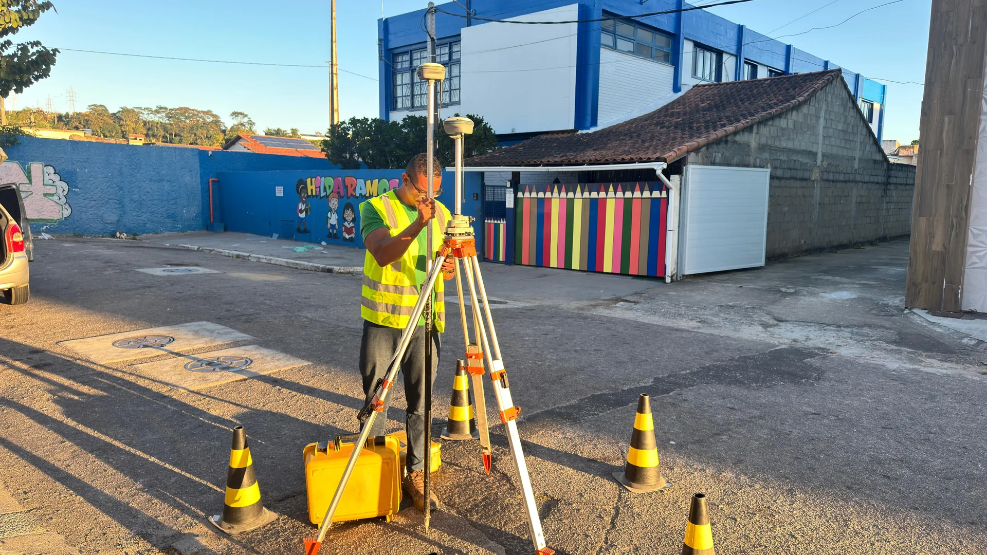Levantamento topográfico com equipamentos em campo