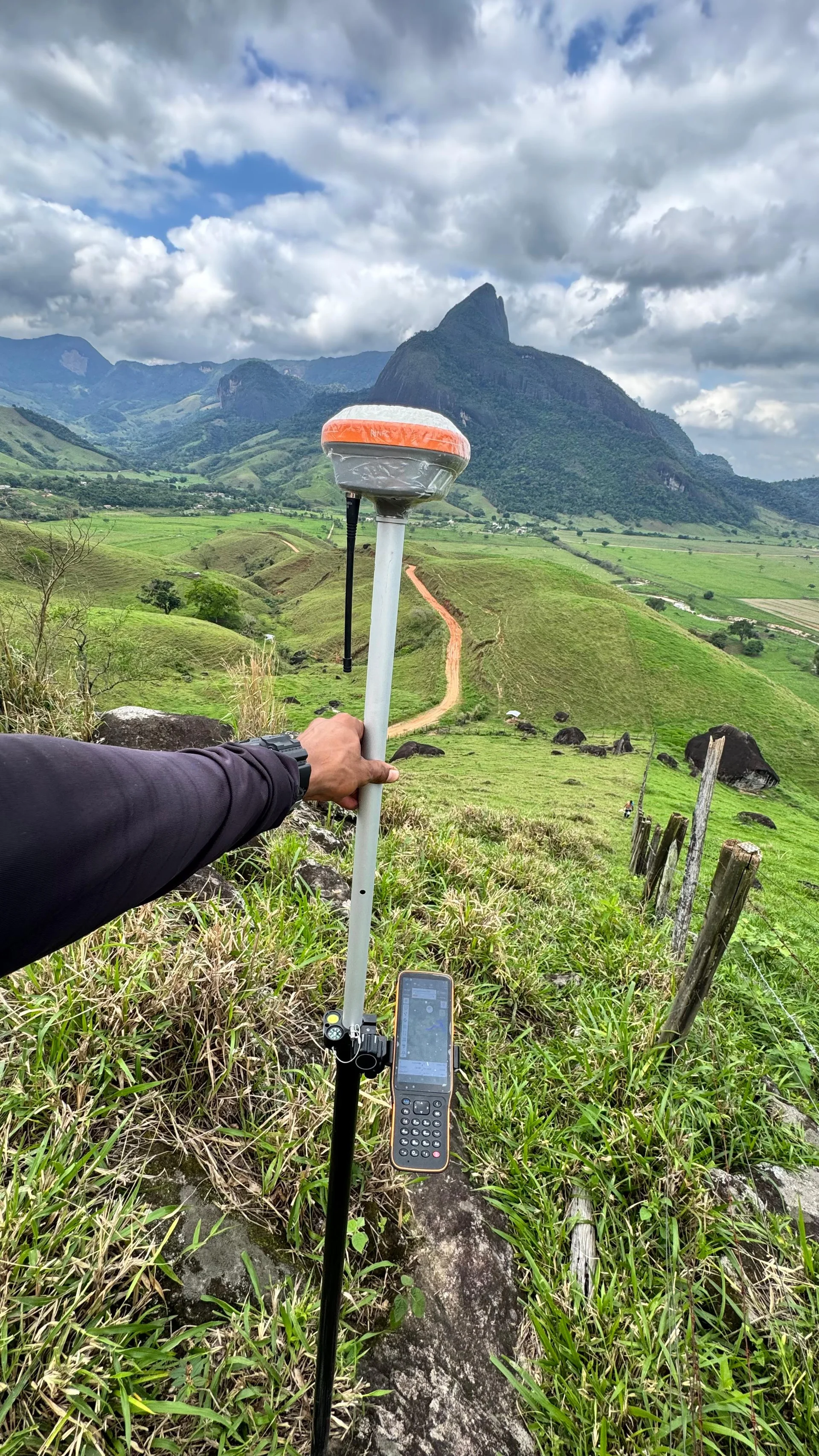Equipamento GNSS em levantamento rural